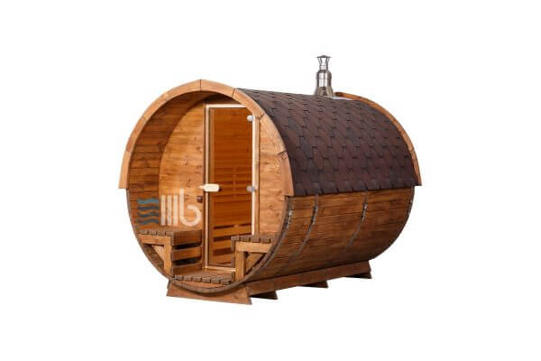 Vue de côté de du sauna baril en bois avec le chauffage au bois et les portes en verre -BUCI